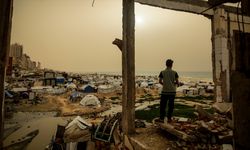 Gazze'de etkili olan kum fırtınası güç koşullarda yaşayan Filistinlilere zor anlar yaşatıyor