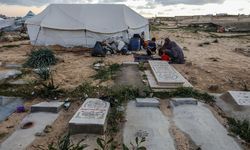 Gazze'de yerlerinden edilen Filistinliler ramazanda da mezarlıklarda yaşama devam ediyor