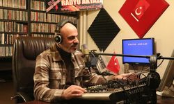 Gece programcılığıyla başlayıp satın aldığı radyoda 32 yıldır dinleyicilerine sesleniyor