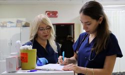 Genç doktor aynı hastanede hemşire annesiyle omuz omuza görev yapıyor