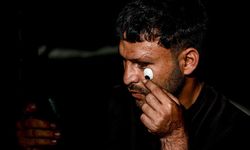 Görme engelli Gazzeli baba, hasta eşiyle çadırda zor şartlarda yaşam mücadelesi veriyor