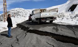Hakkari'de kar ve sağanak nedeniyle mahalle yolunun bir kısmı çöktü