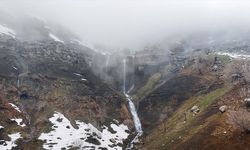 Hakkari'de karların erimesiyle akmaya başlayan şelaleler dronla görüntülendi