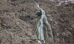 Hakkari'de karların erimesiyle Kırca Şelalesi yeniden canlandı