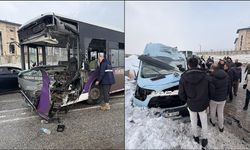 Hakkari'de otobüs ile minibüsün çarpıştığı kazada 18 kişi yaralandı
