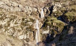 Hakkari'de şelaleler yağışların etkisiyle akmaya başladı