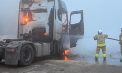 Hatay'da Alevlere teslim olan tır kullanılamaz hale geldi