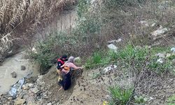 Hatay'da dereye düşen oğlağı çıkarırken mahsur kalan kişi kurtarıldı