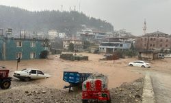Hatay’da sağanak sele neden oldu, yollar göle döndü
