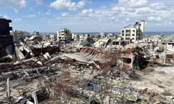İsrail ordusu Gazze'nin güney ve kuzeyinde geniş çaplı yıkımlar gerçekleştiriyor