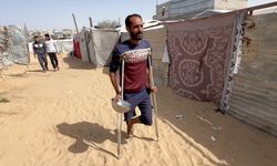 İsrail saldırısında bacağını kaybeden Gazzeli baba engeline rağmen ailesi için mücadelesini sürdürüyor