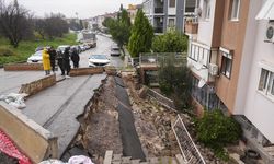 İzmir'de istinat duvarı çöken bina sakinleri sorunun çözülmesini istiyor