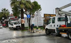İzmir'in Çeşme ilçesinde sağanak hayatı olumsuz etkiledi