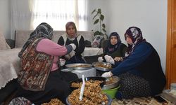 Kadınlar ipe ceviz dizerek hem ev ekonomisine katkı sağlıyor hem de zamanlarını değerlendiriyor