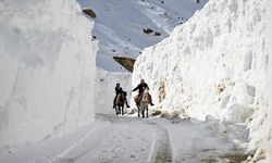 'Kar koridoru'ndan geçerek ilçeye ulaşıyorlar