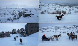 Karla kaplı Aziziye Tabyaları'nda bindikleri atları dörtnala koşturup keyifli vakit geçiriyorlar