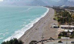 Konyaaltı Sahili'nde selin izleri arasında deniz keyfi