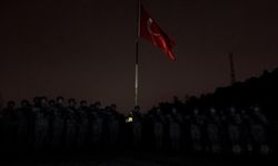 Mehmetçik, 6 Şubat depremlerinde hayatını kaybedenler için saygı duruşunda bulundu