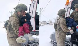 Mehmetçik, Kars'ta kardan kapanan yollar nedeniyle ulaşılamayan hasta çocukları sağlık ekiplerine teslim etti