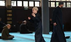 Otizmli İngiliz çocuk Joshua'nın nefret karşıtı kek yolculuğunda hedef Türk camilerini ziyaret etmek