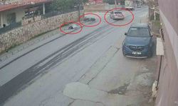 Otomobille çarpışan motosiklet sürücüsünün metrelerce havaya savrulduğu anlar kamerada