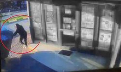 Oturduğu yerde aracın altında kalmaktan saniyelerle ile kurtuldu, o anlar güvenlik kamerasına yansıdı