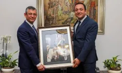 Özel, Enkazdan Çıkan Atatürk Portresini Yeniden Asacak!