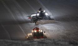 Pistler gece boyu süren çalışmalarla kayakseverler için hazırlanıyor