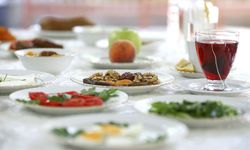 Ramazanda 'hızlı ve aşırı yemek' mideyi zorluyor