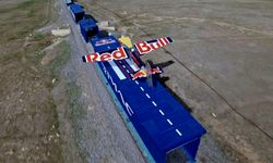 Red Bull sporcusu Costa, hareket halindeki trene iniş yapıp yeniden havalandı