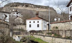 Safranbolu'da altından dere geçen tarihi cami dikkati çekiyor