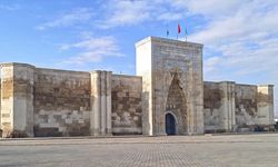 Tarihi Sultanhanı Kervansarayı'nda tefrişatı yapılan odalar ziyaretçilerini ağırlıyor