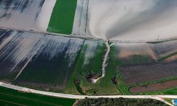 Tarlaları su altında kalan çiftçiler, açtıkları kuyular ve düdenlerle suyu yer altına aktarıyor