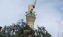 Tarsus ilçesinde şiddetli rüzgar nedeniyle cami minaresi zarar gördü