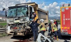 Tırla çarpışan kamyonun sürücüsü yaralandı