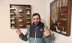 Tırmandığı zirvelerden topladığı taşları kafesinde sergiliyor