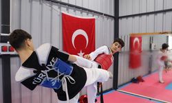 Türkiye şampiyonluğunu hedefleyen tekvandocu kardeşleri antrenör babaları çalıştırıyor