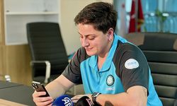 UMKE hemşiresi, enkazdan 90 saat sonra kurtardıkları Gülsüm ile görüşmeyi sürdürüyor