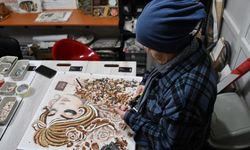 Üniversiteyi 2 yıl önce birincilikle bitiren 54 yaşındaki kadın, mozaik eserler üretiyor