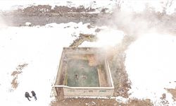 Van'da etrafı karla kaplı termal havuz ziyaretçilerini ağırlıyor