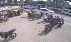 Yayalara yol veren otomobile motosikletle arkadan çarptı: 1 yaralı
