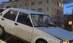 Yolun karşısına geçerken otomobilin çarptığı kadın ağır yaralandı: Kaza anı kamerda