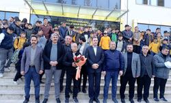 40 yıllık öğretmen duygusal törenle emekliye uğurlandı