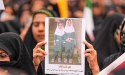 ABD-İsrail'in İran'da ilkokula düzenlediği saldırıda ölen çocuklar için cenaze töreni düzenlendi