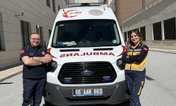Acil tıp teknisyeni çift, ambulansla hastaların yardımına koşuyor