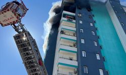 Adana'da 13 katlı binada çıkan yangında mahsur kalan hamile kadın kurtarıldı