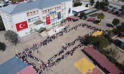 Adana'da ara tatile giren öğrenciler okul bahçesinde bayramlaştı