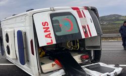 Adana'da devrilen ambulanstaki 3 sağlık personeli yaralandı