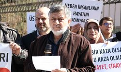 Adana'da yıkılan üst geçidin yerine yenisinin yapılmasını isteyen vatandaşlar eylem yaptı