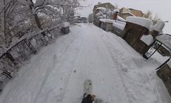 Adanalı genç diş hekiminin karla kaplı Erzurum sokaklarında snowboard keyfi